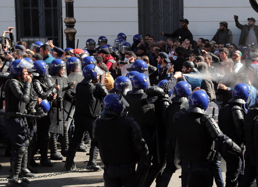 Αλγερία: Ένας νεκρός και 183 τραυματίες σε διαδηλώσεις κατά του προέδρου Μπουτεφλίκα