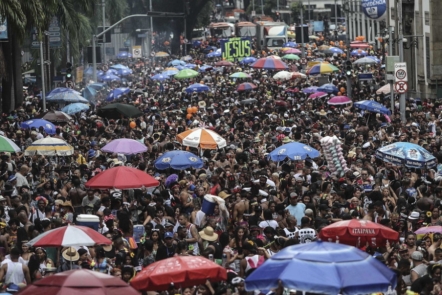Με επεισόδια και ξέφρενο γλέντι «άνοιξε» το Καρναβάλι του Ρίο ντε Τζανέιρο
