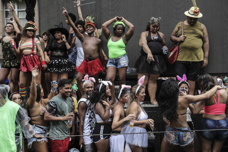 Με επεισόδια και ξέφρενο γλέντι «άνοιξε» το Καρναβάλι του Ρίο ντε Τζανέιρο