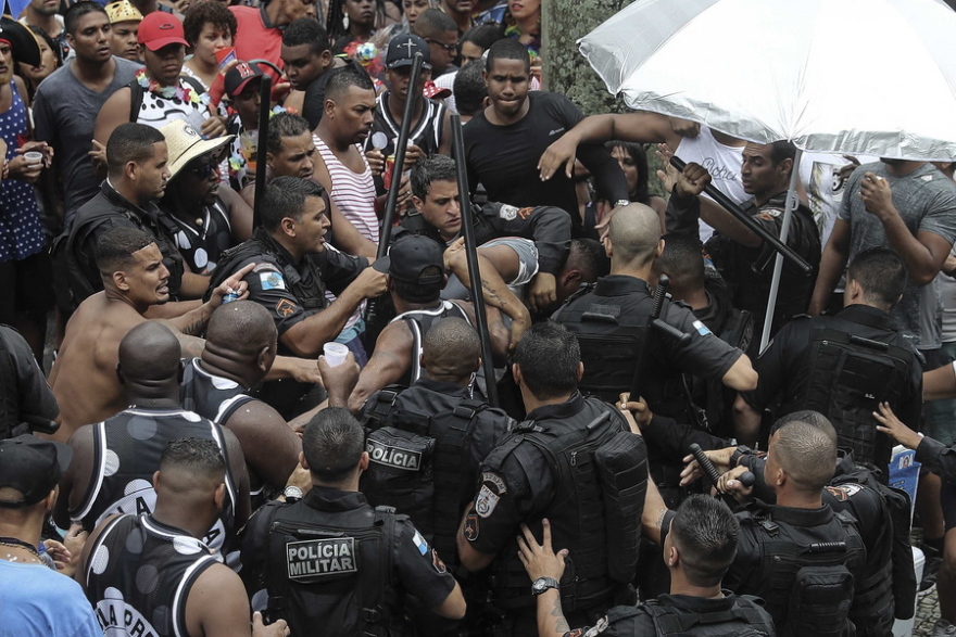 Με επεισόδια και ξέφρενο γλέντι «άνοιξε» το Καρναβάλι του Ρίο ντε Τζανέιρο