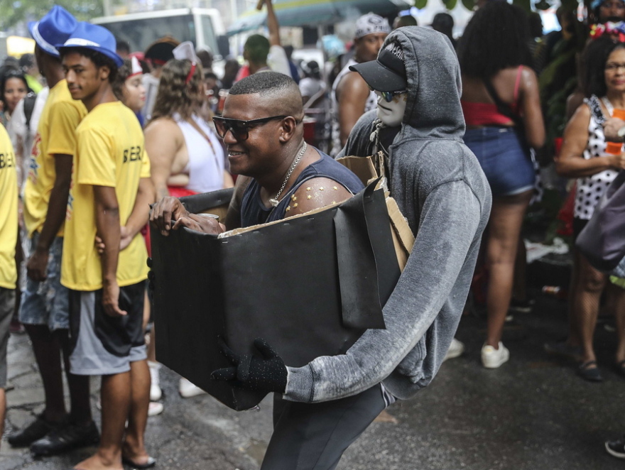 Με επεισόδια και ξέφρενο γλέντι «άνοιξε» το Καρναβάλι του Ρίο ντε Τζανέιρο