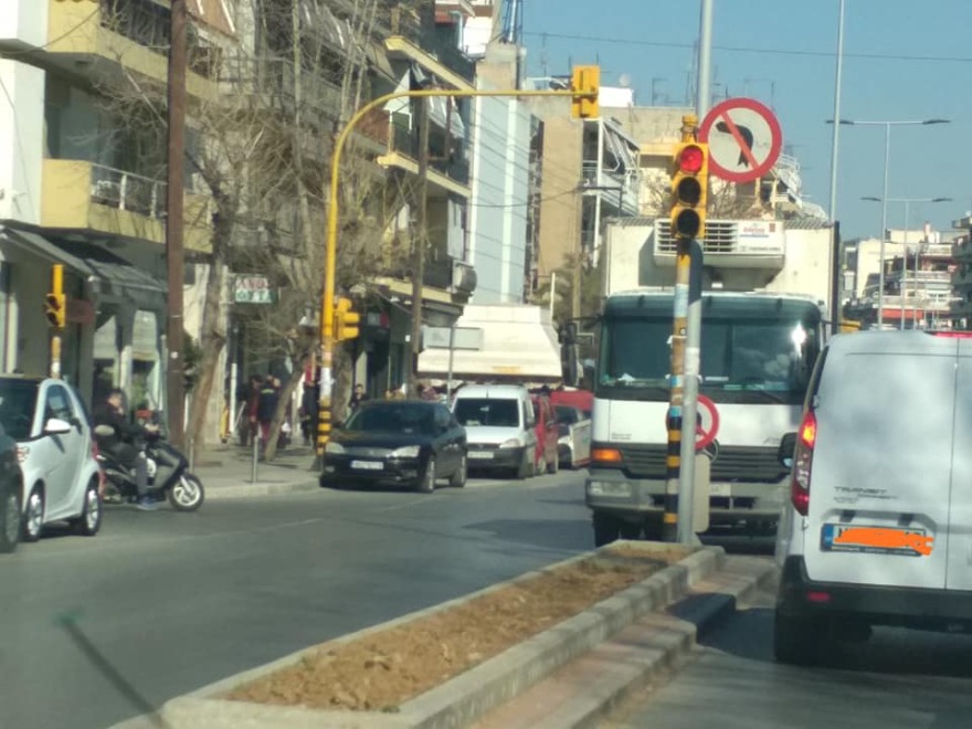 Θεσσαλονίκη: Πάρκαρε φορτηγό κάθετα σε νησίδα κι έκλεισε μισή διασταύρωση