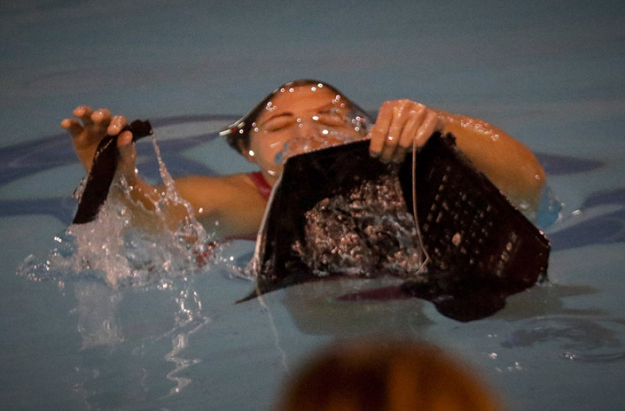 Τρόμος: Χούλιγκαν εισέβαλαν σε γήπεδα, χτύπησαν κόσμο, έκαψαν αυτοκίνητα!