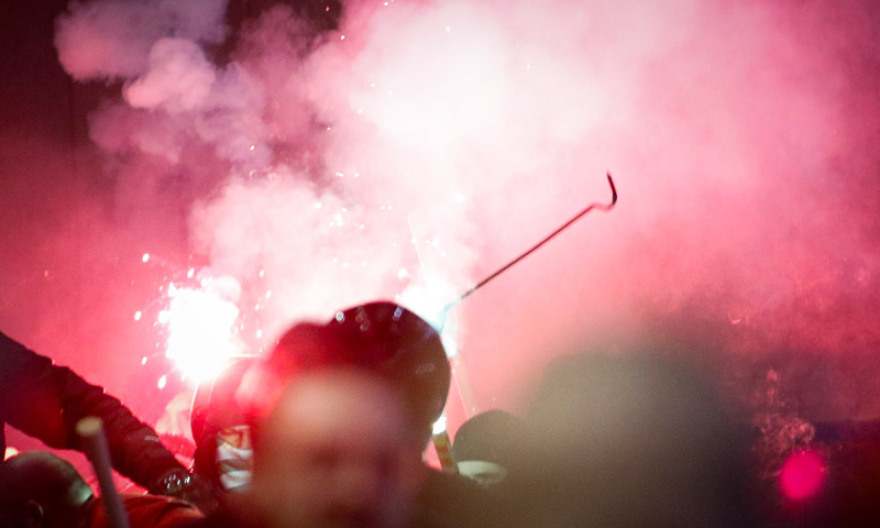 Τρόμος: Χούλιγκαν εισέβαλαν σε γήπεδα, χτύπησαν κόσμο, έκαψαν αυτοκίνητα!