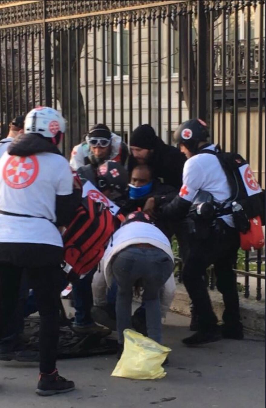 Βίντεο-σοκ από Γαλλία: Η στιγμή που «κίτρινο γιλέκο» δέχεται σφαίρα καουτσούκ στο πρόσωπο 