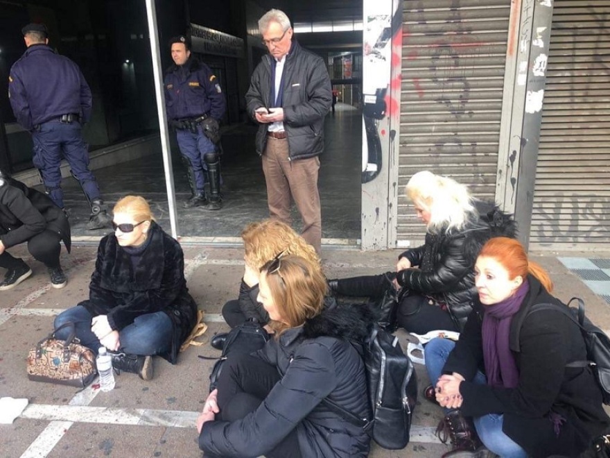 Καθιστική διαμαρτυρία από τις χήρες έξω από το υπουργείο Εργασίας