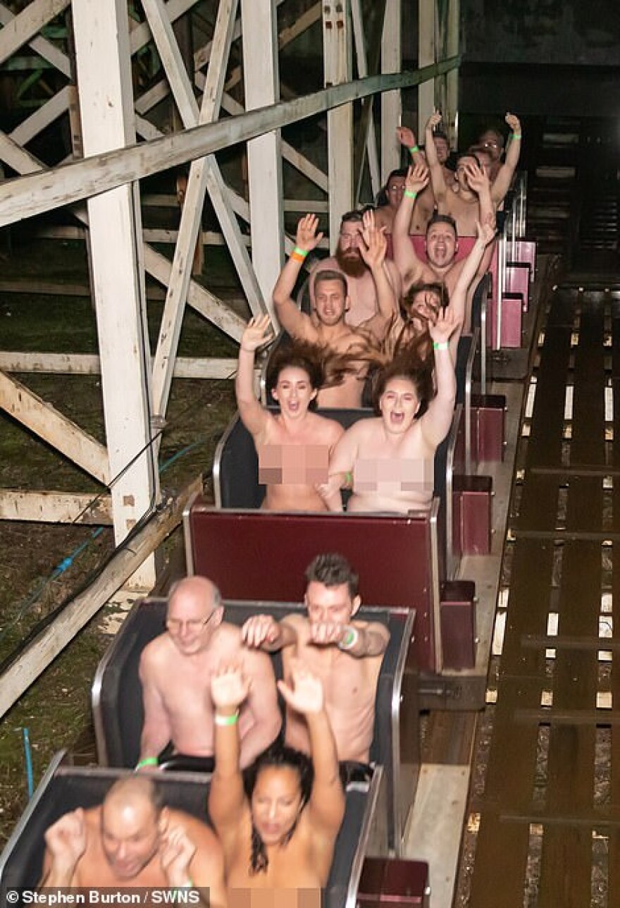 Βρετανοί γυμνιστές έκαναν ρεκόρ για το μεγαλύτερο «γυμνό» τρενάκι