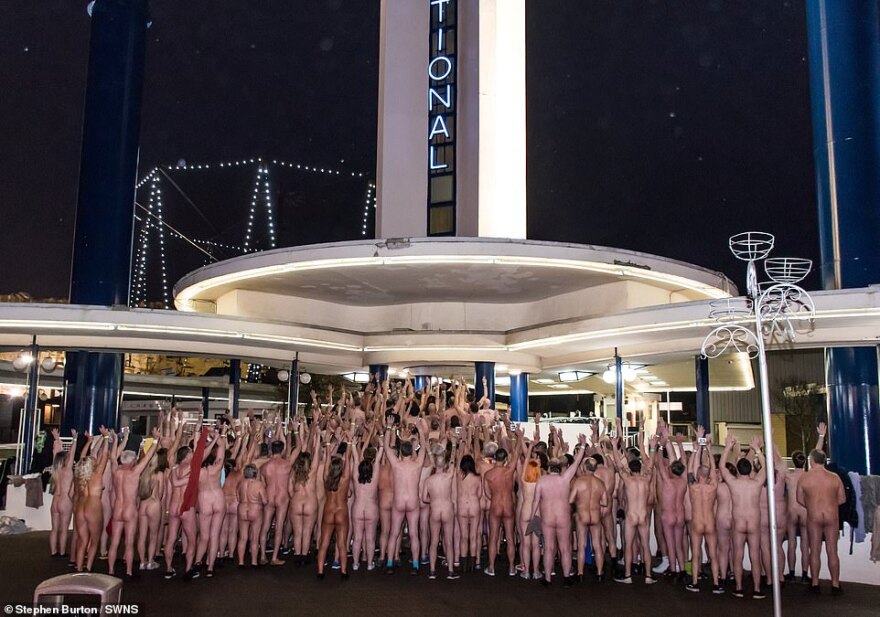 Βρετανοί γυμνιστές έκαναν ρεκόρ για το μεγαλύτερο «γυμνό» τρενάκι