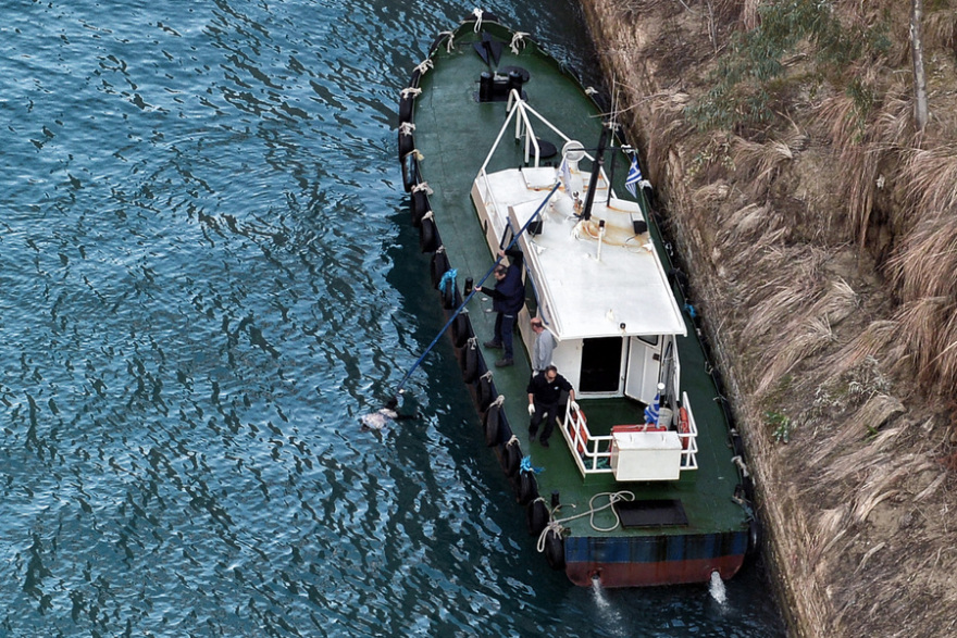  Η στιγμή που οι διασώστες περισυνέλεξαν τη σορό του άνδρα που έπεσε στον Ισθμό
