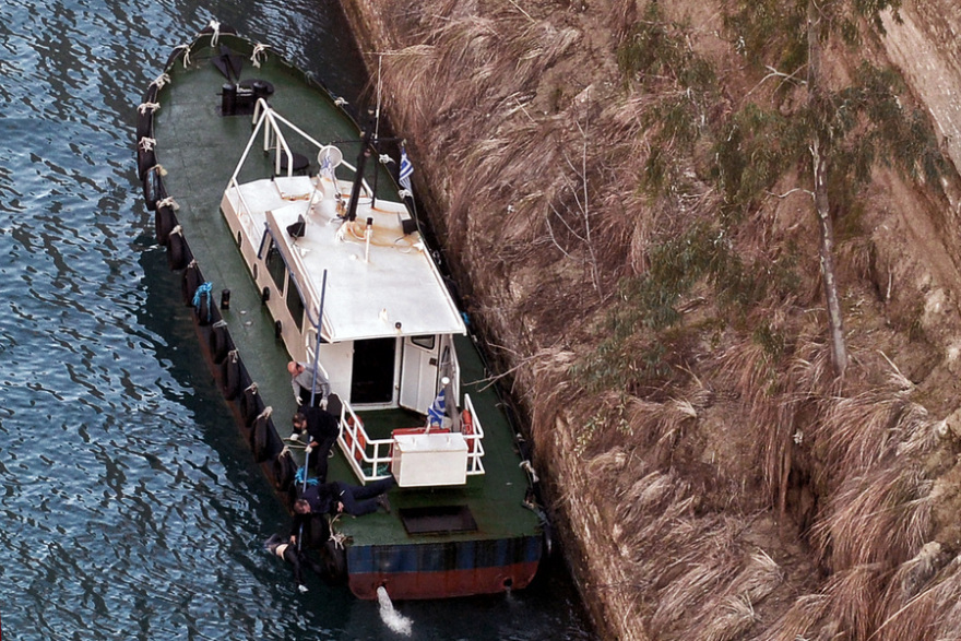  Η στιγμή που οι διασώστες περισυνέλεξαν τη σορό του άνδρα που έπεσε στον Ισθμό