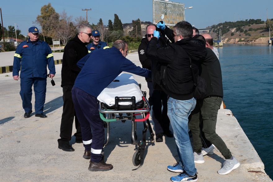  Η στιγμή που οι διασώστες περισυνέλεξαν τη σορό του άνδρα που έπεσε στον Ισθμό