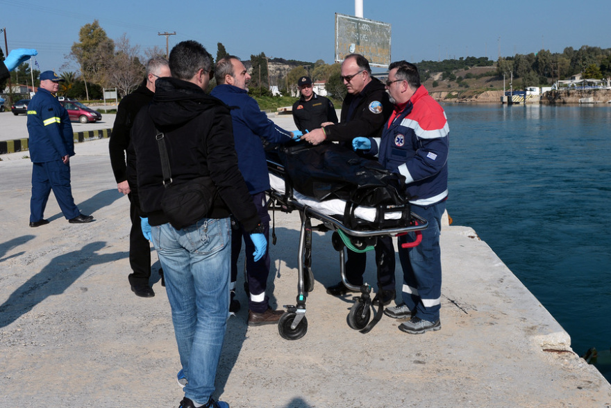  Η στιγμή που οι διασώστες περισυνέλεξαν τη σορό του άνδρα που έπεσε στον Ισθμό
