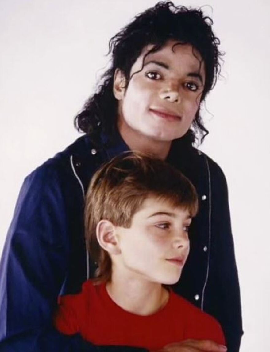 «Θύματα» του Μάικλ Τζάκσον: Οι αρρωστημένες «γαμήλιες τελετές», οι βιασμοί και η επιβράβευση με... κοσμήματα