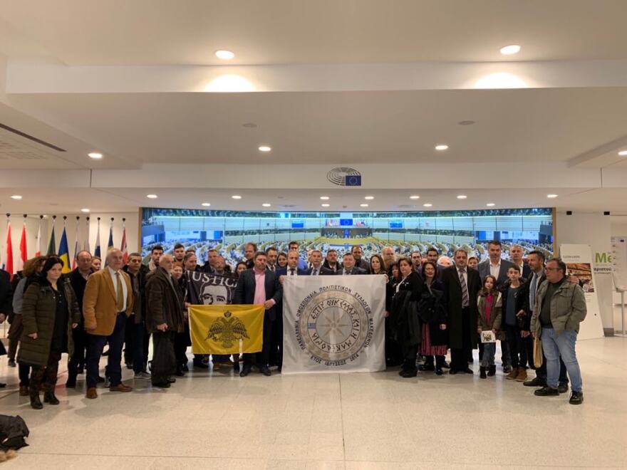 Ύψωσε πανό κατά των Πρεσπών και του Τσίπρα ο Συναδινός στην Ευρωβουλή