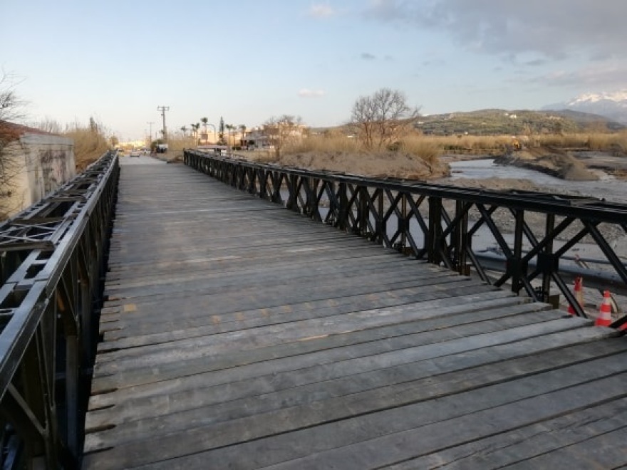 Κρήτη: Στήθηκαν οι δύο πρώτες γέφυρες του στρατού στα Χανιά 