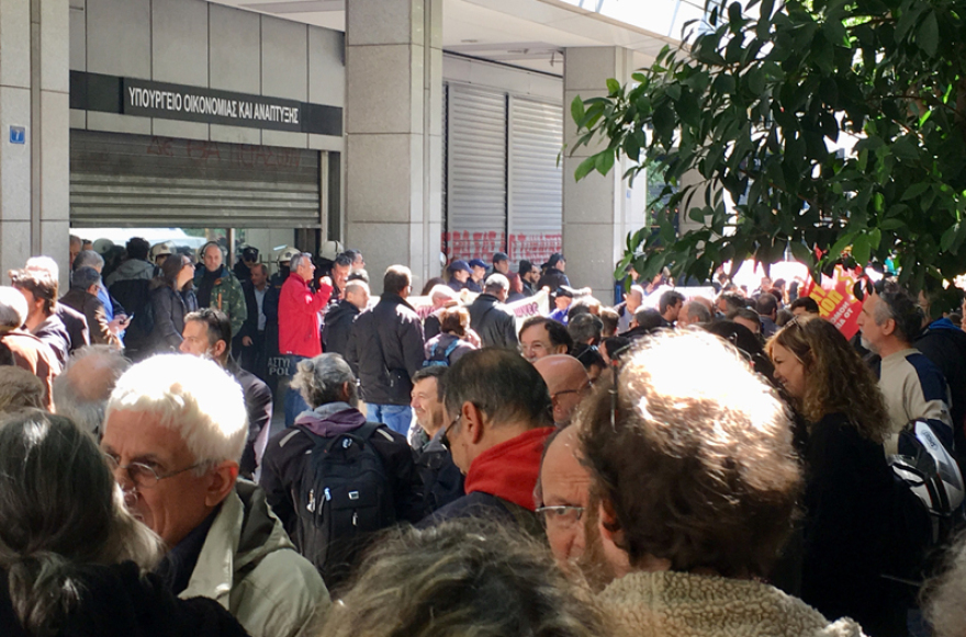 Πανό με τον Τσίπρα σε λαγούς και τον Πολάκη σε χελώνες από την ΠΟΕΔΗΝ στο ΥΠΟΙΚ