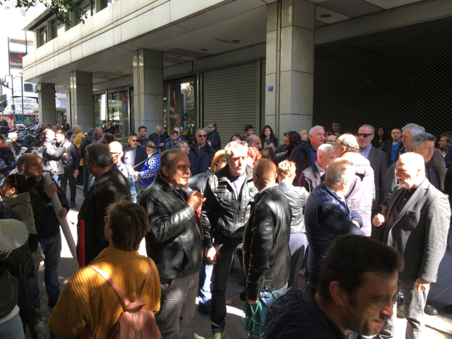 Πανό με τον Τσίπρα σε λαγούς και τον Πολάκη σε χελώνες από την ΠΟΕΔΗΝ στο ΥΠΟΙΚ