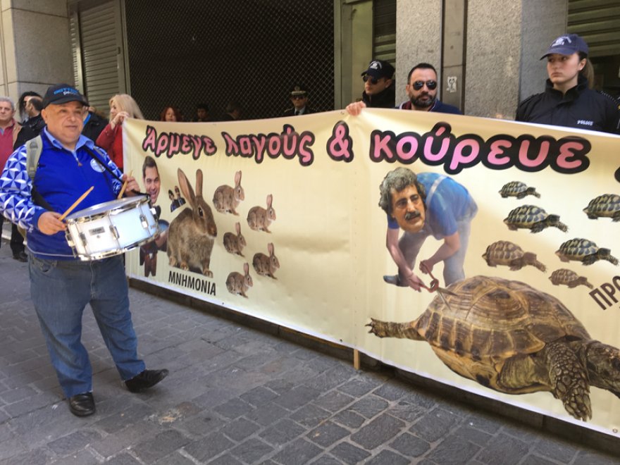 Πανό με τον Τσίπρα σε λαγούς και τον Πολάκη σε χελώνες από την ΠΟΕΔΗΝ στο ΥΠΟΙΚ