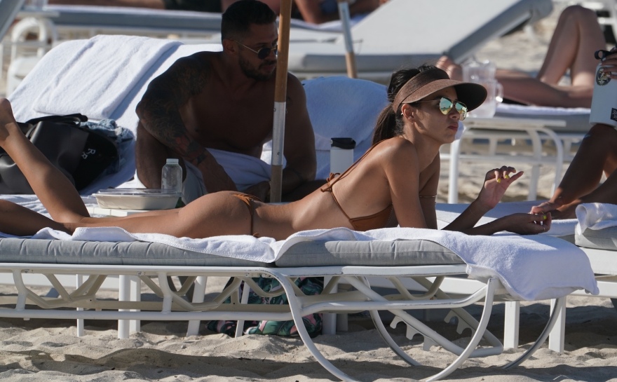 H Thais Martin πήγε για μπάνιο και... έκαψε καρδιές 