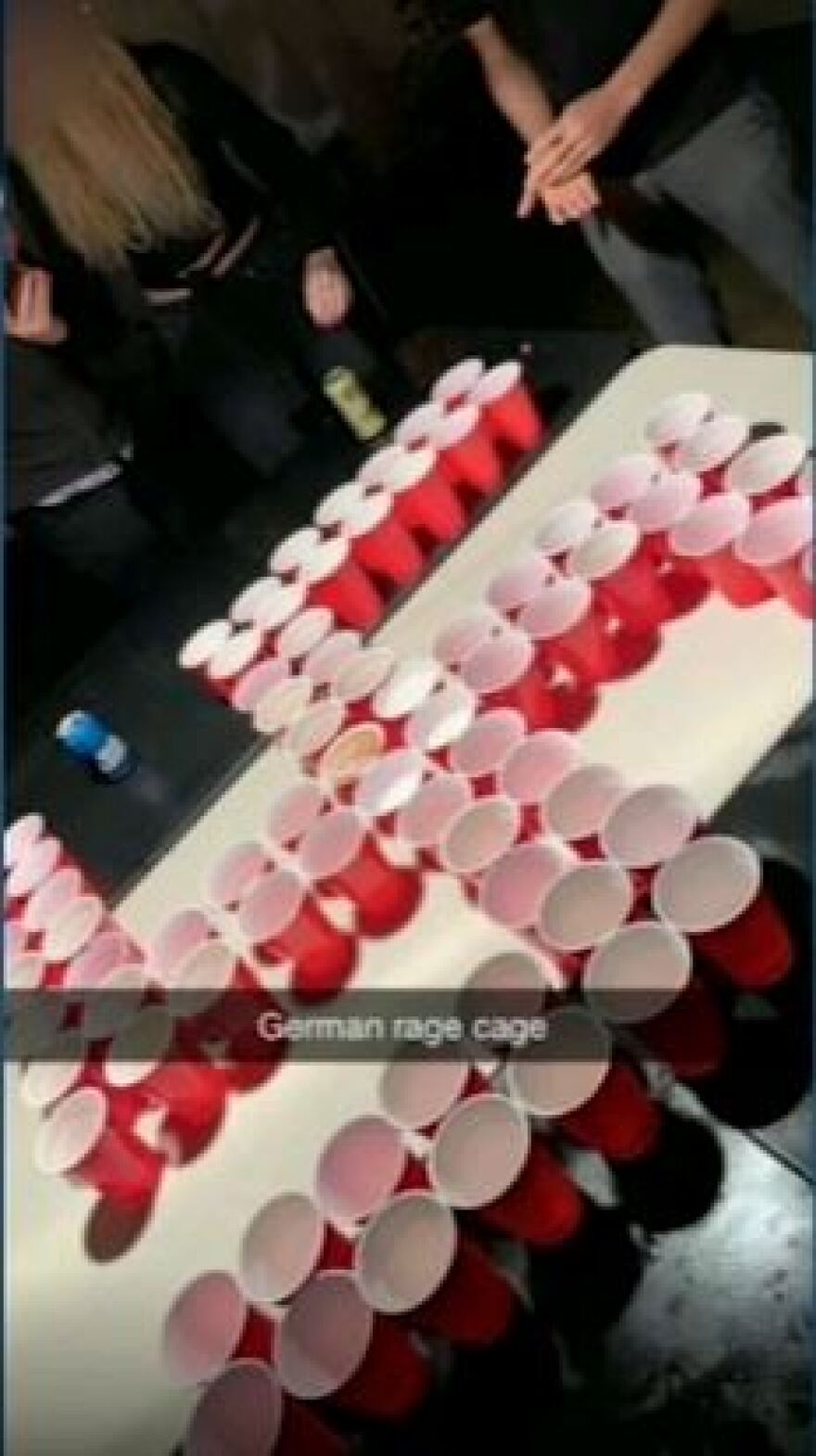 Καλιφόρνια: Μαθητές έφτιαξαν σβάστικα με πλαστικά ποτήρια και φωτογραφήθηκαν χαιρετώντας ναζιστικά