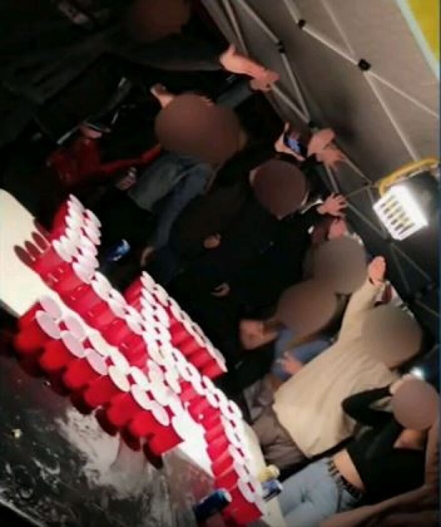 Καλιφόρνια: Μαθητές έφτιαξαν σβάστικα με πλαστικά ποτήρια και φωτογραφήθηκαν χαιρετώντας ναζιστικά