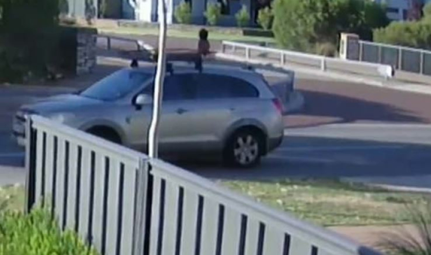 Οδηγούσε για 15 λεπτά με τον 4χρονο γιο της στην οροφή του αυτοκινήτου 