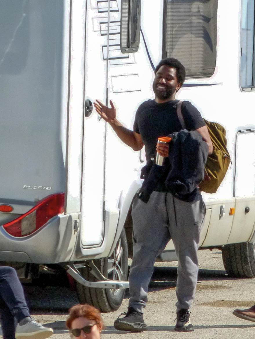 O γιος του Ντένζελ Ουάσινγκτον σε γυρίσματα στα Τρίκαλα