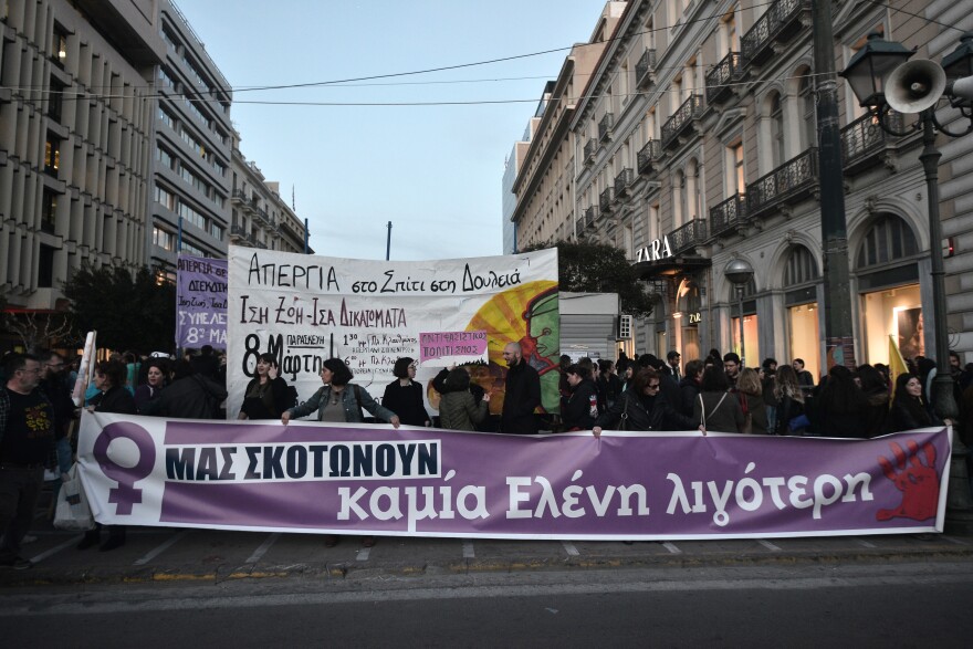 Φεμινιστική πορεία στο κέντρο της Αθήνας για την Ημέρα της Γυναίκας