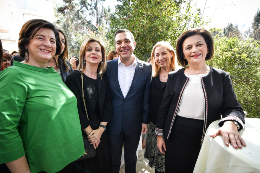 Με γυναίκες γέμισε το Μέγαρο Μαξίμου 