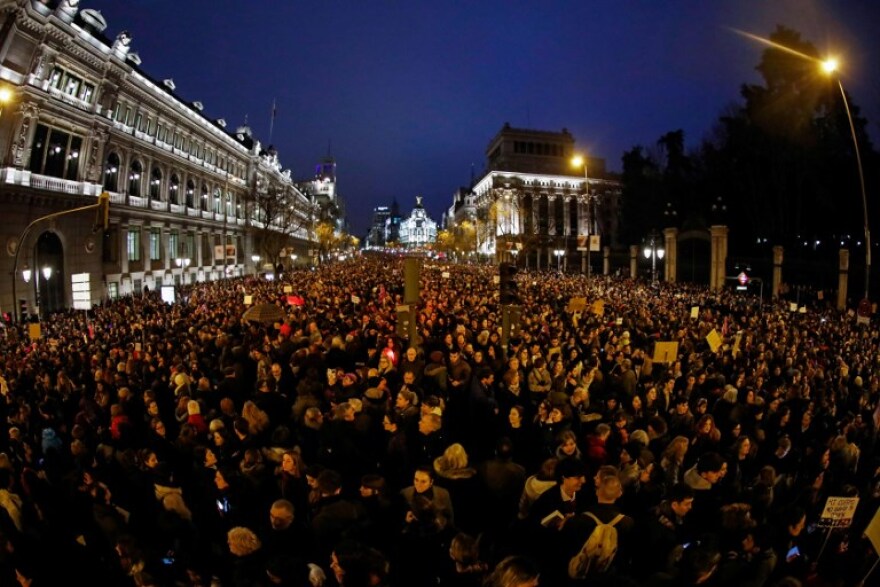 Παγκόσμια Ημέρα της Γυναίκας: Ο πλανήτης γιορτάζει με αργίες, ειδικά γλυκά και... κινητοποιήσεις