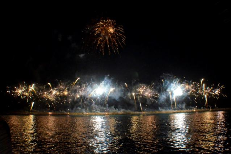 Πάτρα: Στην πυρά ο βασιλιάς Καρνάβαλος - Δείτε φωτογραφίες και βίντεο 