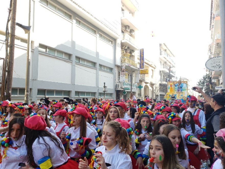 Κορυφώνονται οι εκδηλώσεις του καρναβαλιού σε όλη τη χώρα