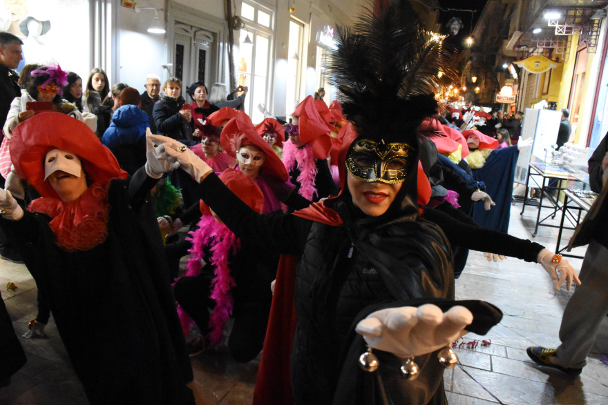 Κορυφώνονται οι εκδηλώσεις του καρναβαλιού σε όλη τη χώρα