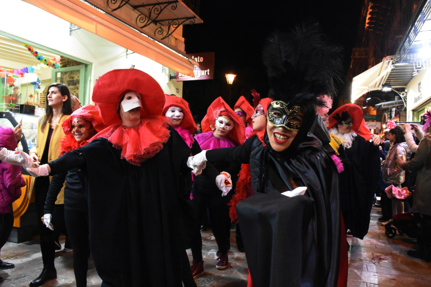 Κορυφώνονται οι εκδηλώσεις του καρναβαλιού σε όλη τη χώρα