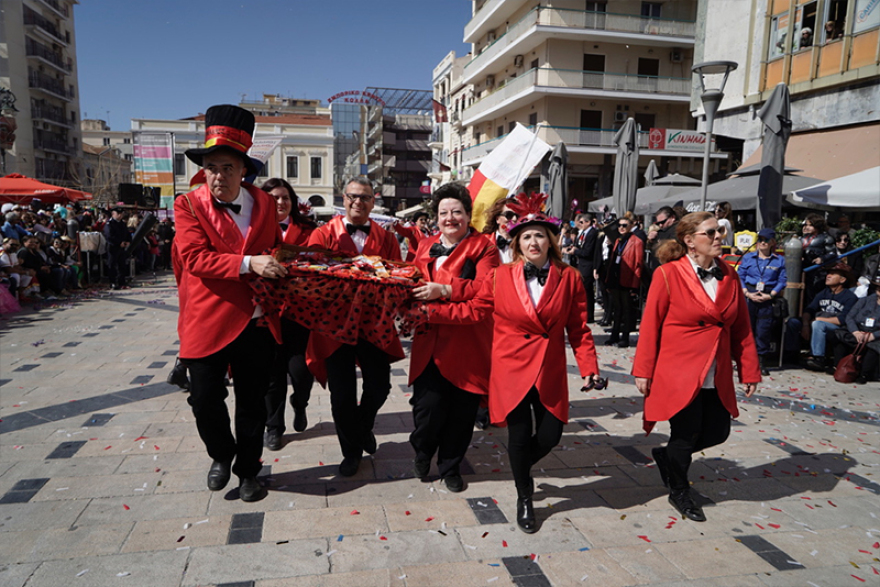Βίντεο: Η μεγάλη παρέλαση στο καρναβάλι της Πάτρας