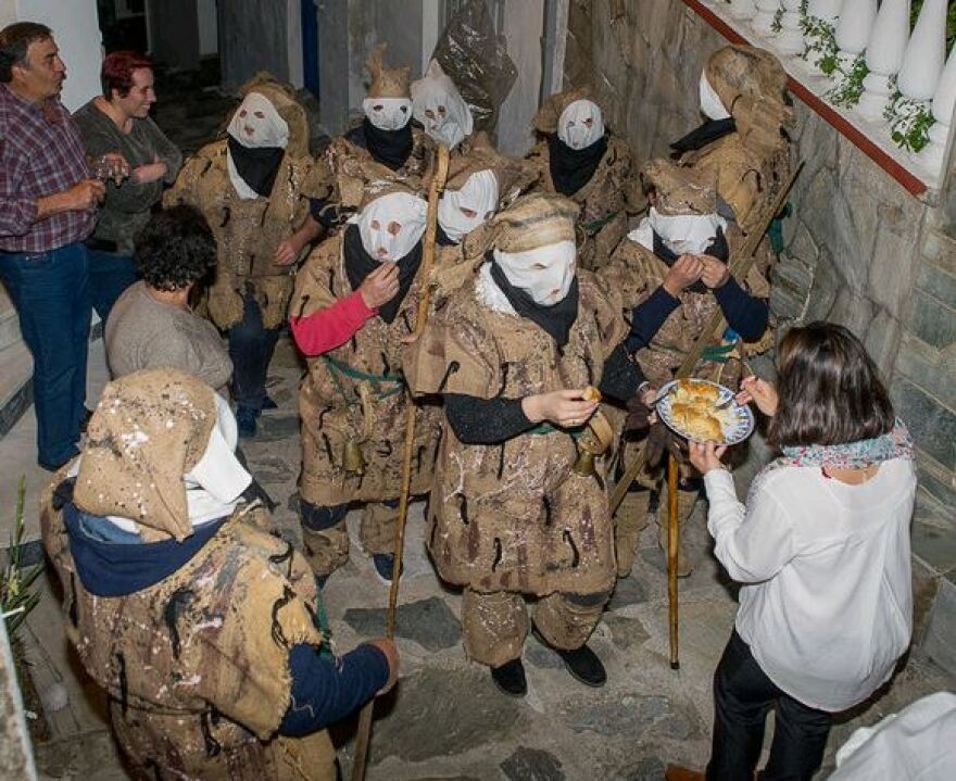 Κορυφώνονται οι εκδηλώσεις του καρναβαλιού σε όλη τη χώρα