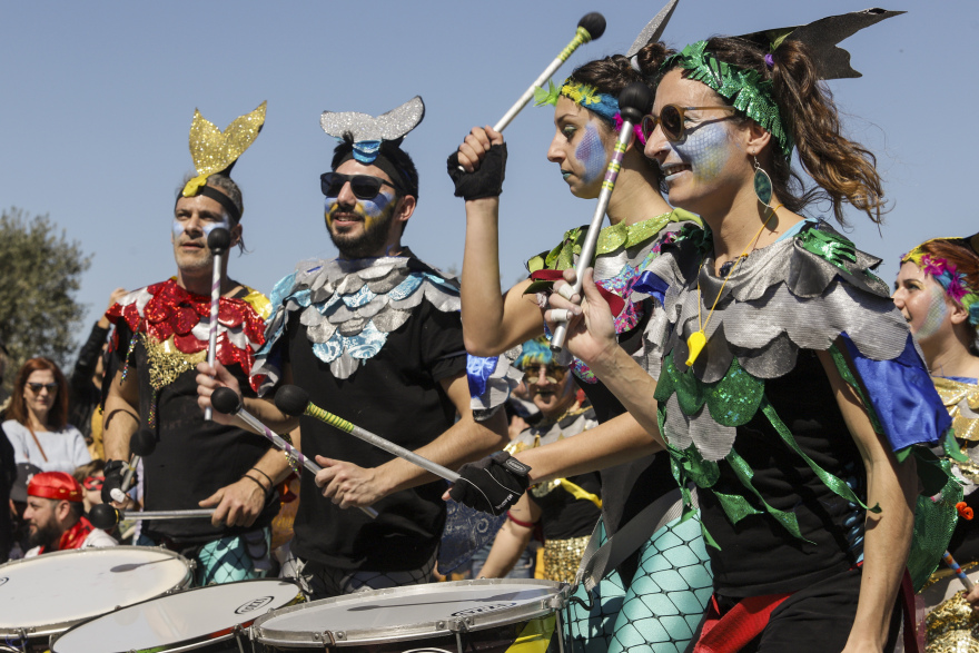 Κορυφώνονται οι εκδηλώσεις του καρναβαλιού σε όλη τη χώρα