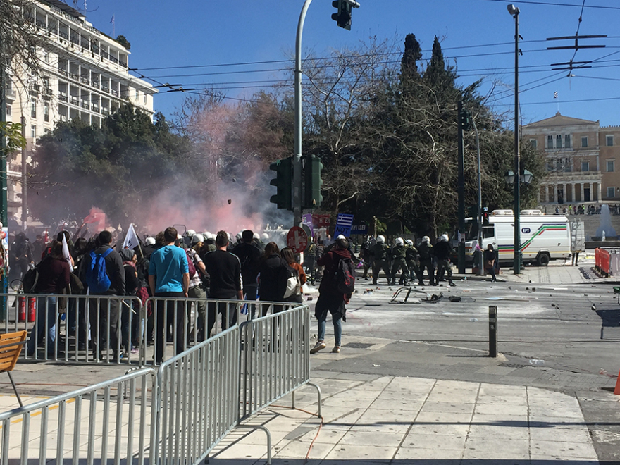 «Πεδίο μάχης» το Σύνταγμα - Κλούβες, διαδηλώσεις και «μάχες με ΜΑΤ» για την ταινία «Born to be Murdered»