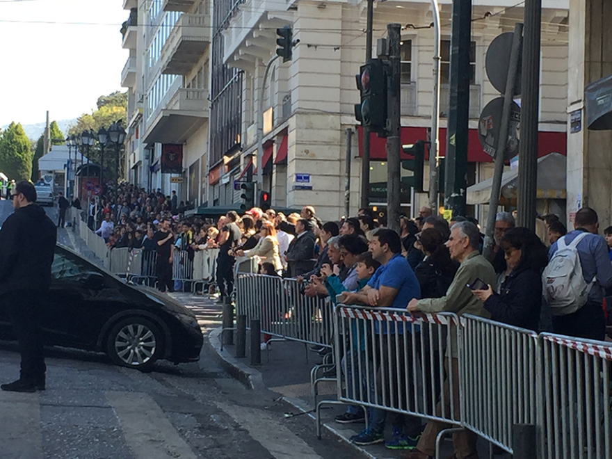 «Πεδίο μάχης» το Σύνταγμα - Κλούβες, διαδηλώσεις και «μάχες με ΜΑΤ» για την ταινία «Born to be Murdered»