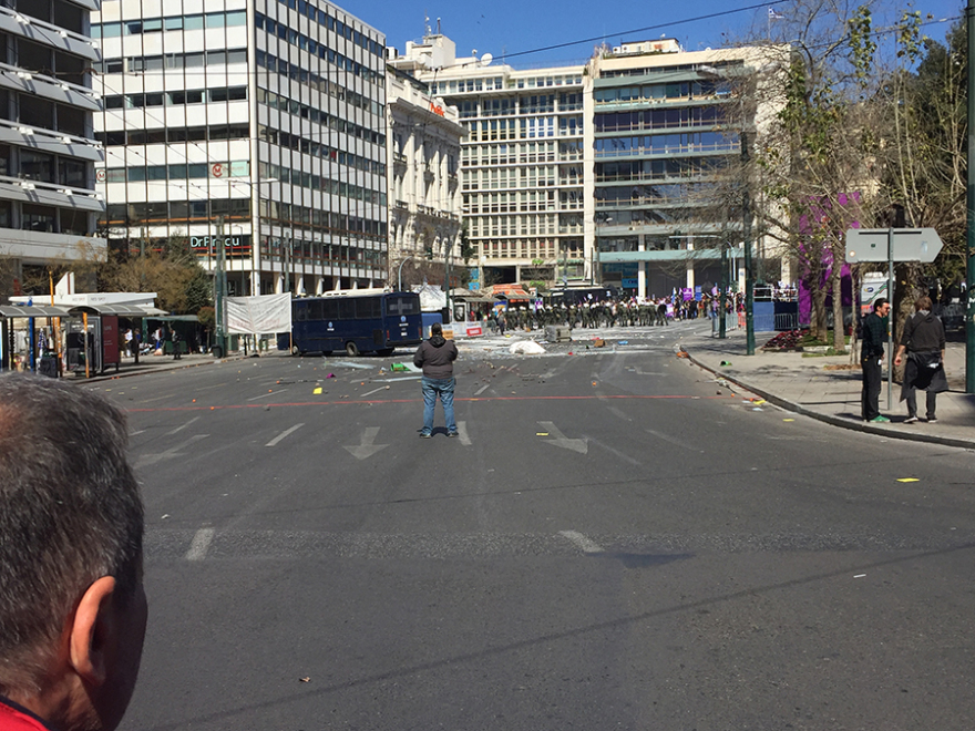 «Πεδίο μάχης» το Σύνταγμα - Κλούβες, διαδηλώσεις και «μάχες με ΜΑΤ» για την ταινία «Born to be Murdered»