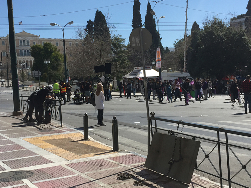 «Πεδίο μάχης» το Σύνταγμα - Κλούβες, διαδηλώσεις και «μάχες με ΜΑΤ» για την ταινία «Born to be Murdered»