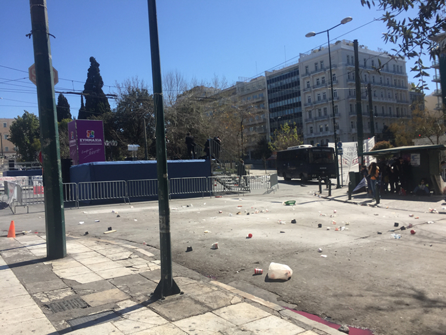 «Πεδίο μάχης» το Σύνταγμα - Κλούβες, διαδηλώσεις και «μάχες με ΜΑΤ» για την ταινία «Born to be Murdered»