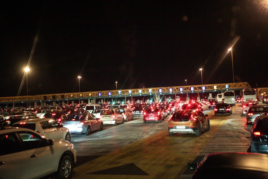 «Βήμα σημειωτόν» η επιστροφή των εκδρομέων - Ουρές στα διόδια