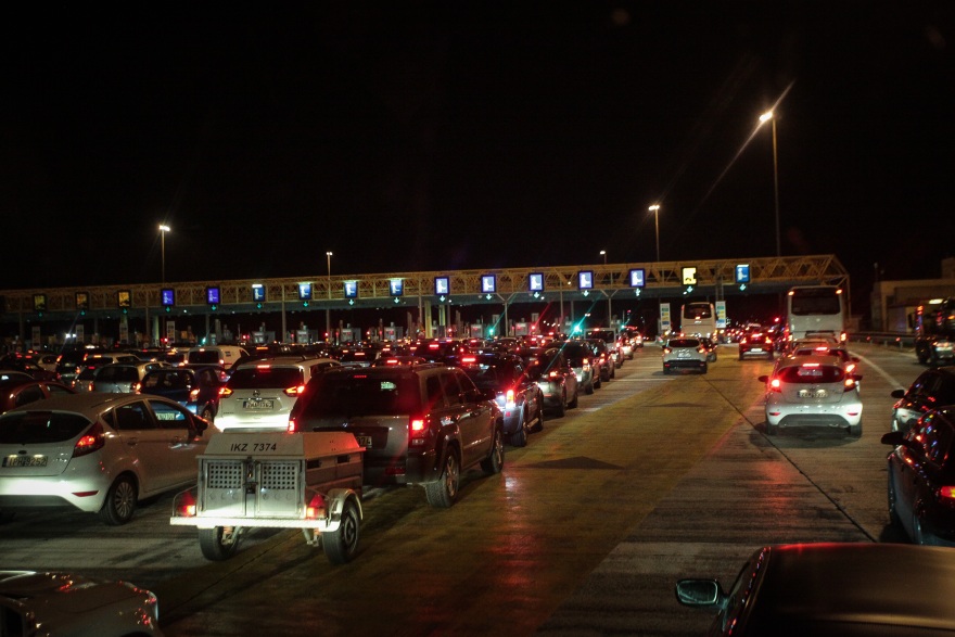 «Βήμα σημειωτόν» η επιστροφή των εκδρομέων - Ουρές στα διόδια