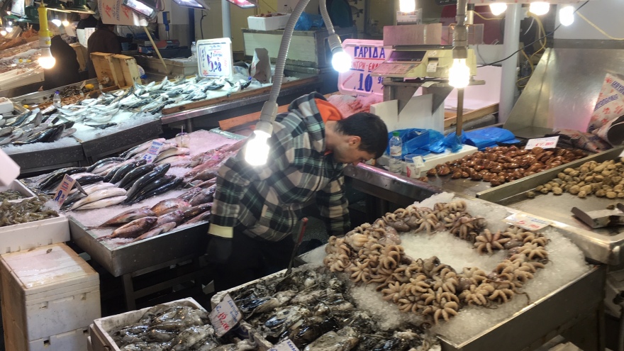 Καθαρά Δευτέρα - Βαρβάκειος: Κορυφώνεται σήμερα η κίνηση στην κεντρική ψαραγορά