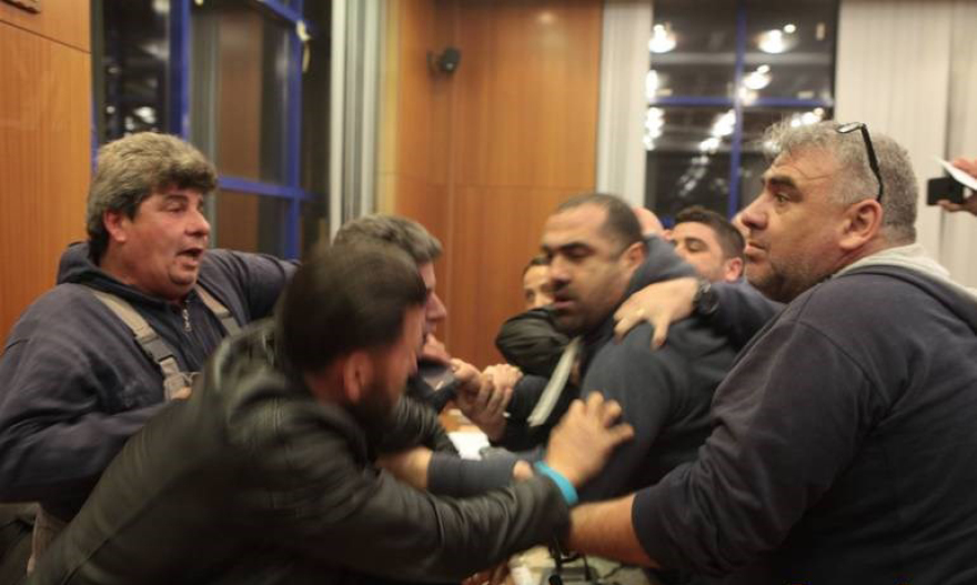 Χάος στον Δήμο Αχαρνών για τα σχολεία: Αγανακτισμένοι γονείς πέταξαν μπάζα στο Συμβούλιο