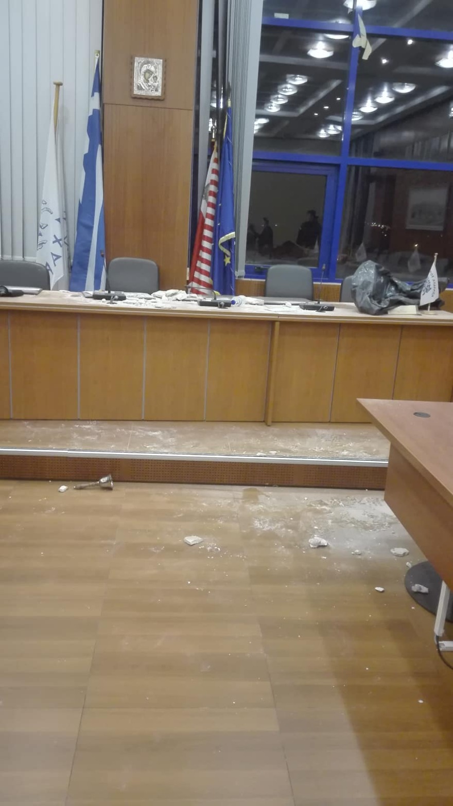 Χάος στον Δήμο Αχαρνών για τα σχολεία: Αγανακτισμένοι γονείς πέταξαν μπάζα στο Συμβούλιο