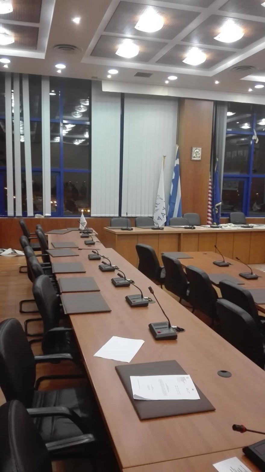 Χάος στον Δήμο Αχαρνών για τα σχολεία: Αγανακτισμένοι γονείς πέταξαν μπάζα στο Συμβούλιο