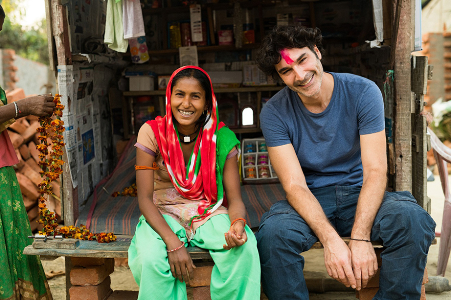«Ένας κόσμος»:  Το ντοκιμαντέρ του Χριστόφορου Παπακαλιάτη σε  Α΄ προβολή 