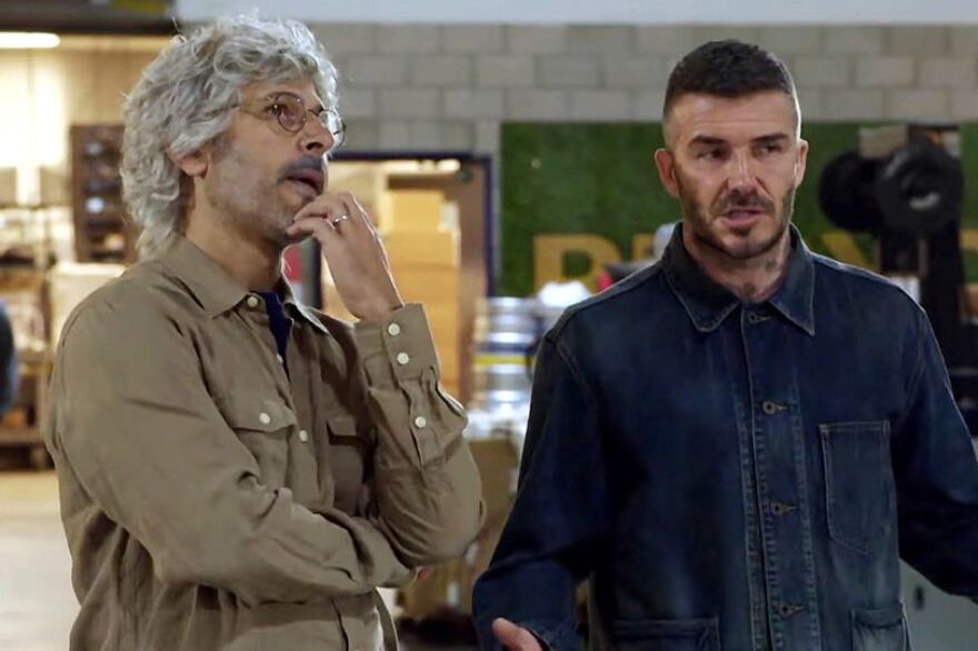 Ο Μπέκαμ έμεινε άφωνος από φρίκη όταν είδε το... αποκρουστικό άγαλμα που τον απεικόνιζε!